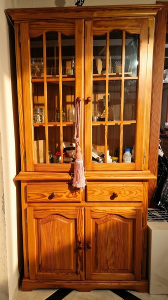 Vitrine, Truhe, 2 Eckregal