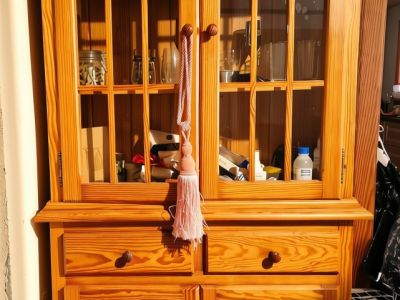 Vitrine, Truhe, 2 Eckregal