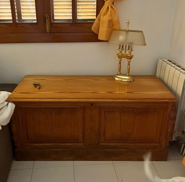 Vitrine, Truhe, 2 Eckregal