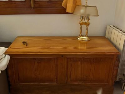 Vitrine, Truhe, 2 Eckregal