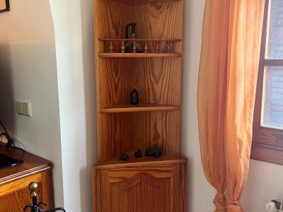 Vitrine, Truhe, 2 Eckregal