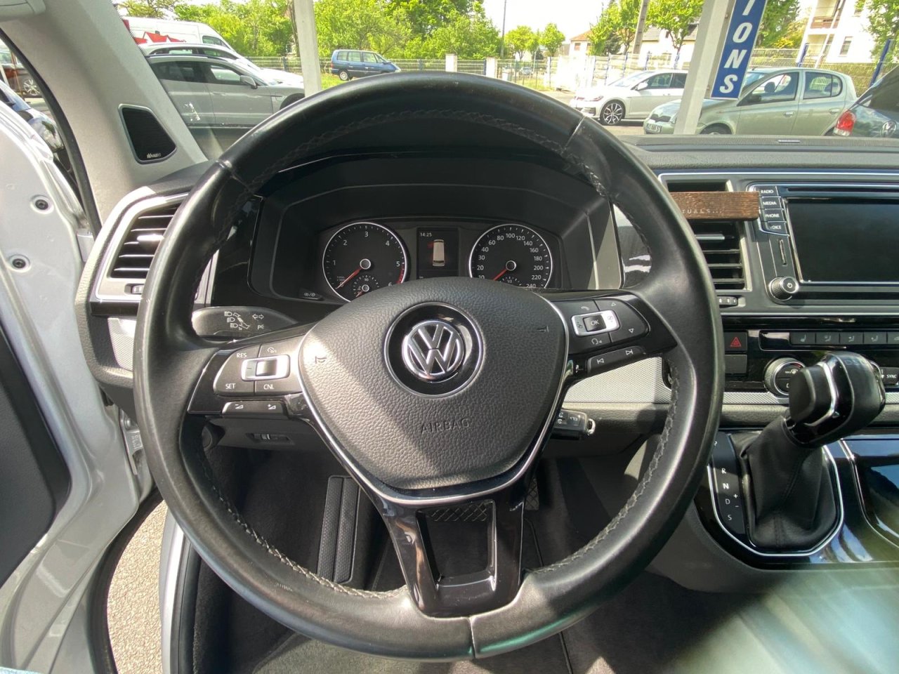 Volkswagen T6 Multivan BULLI 4Motion / 2 elektrische Türen / DYNAUDIO / Kamera