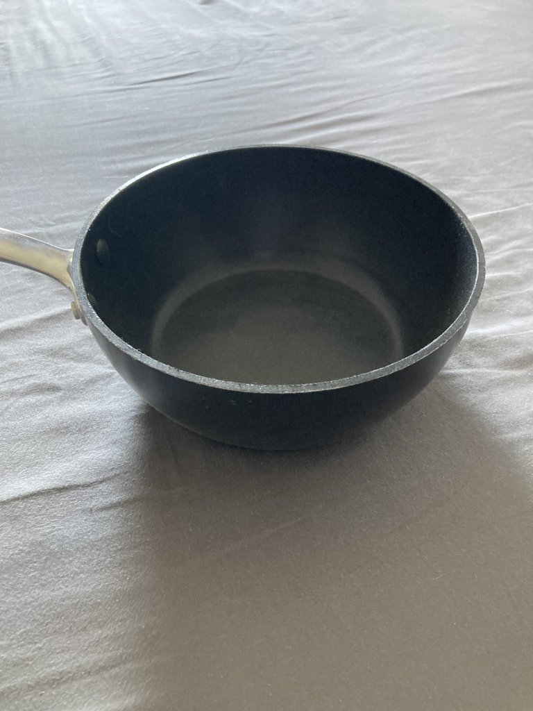 Wasserkocher, Salatschleuder, tiefe Pfanne
