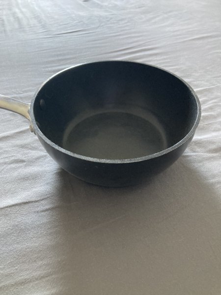 Wasserkocher, Salatschleuder, tiefe Pfanne