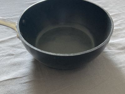 Wasserkocher, Salatschleuder, tiefe Pfanne
