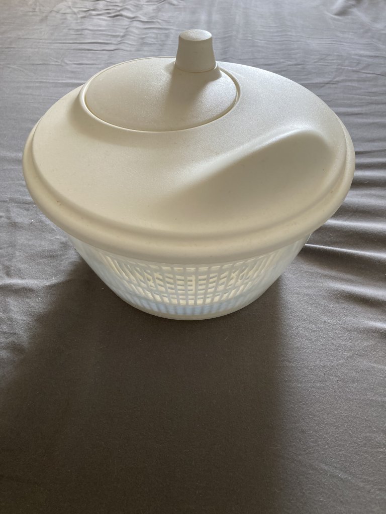 Wasserkocher, Salatschleuder, tiefe Pfanne