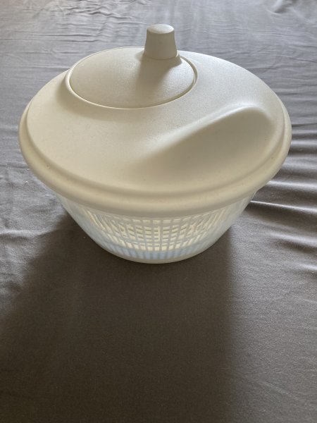 Wasserkocher, Salatschleuder, tiefe Pfanne