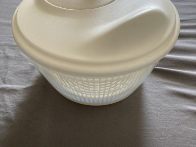 Wasserkocher, Salatschleuder, tiefe Pfanne