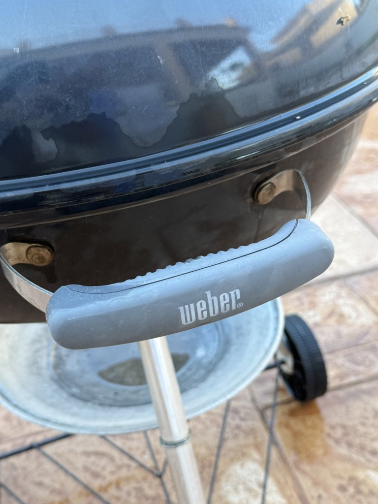 Weber Holzkohlegrill 57 cm (XXL)  Grillbereit mit Besteck