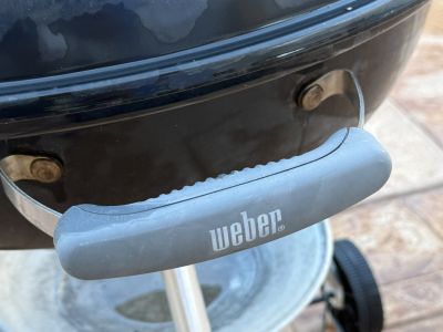 Weber Holzkohlegrill 57 cm (XXL)  Grillbereit mit Besteck