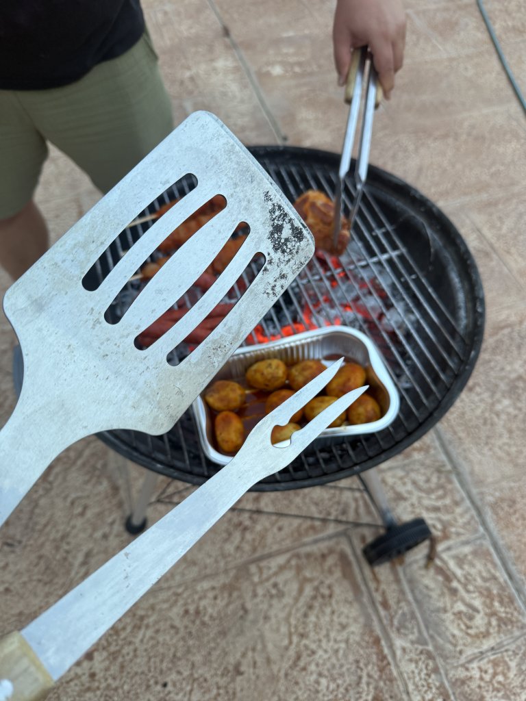 Weber Holzkohlegrill 57 cm (XXL)  Grillbereit mit Besteck