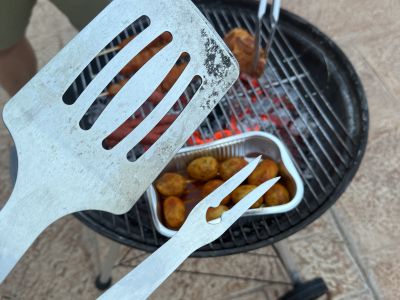 Weber Holzkohlegrill 57 cm (XXL)  Grillbereit mit Besteck