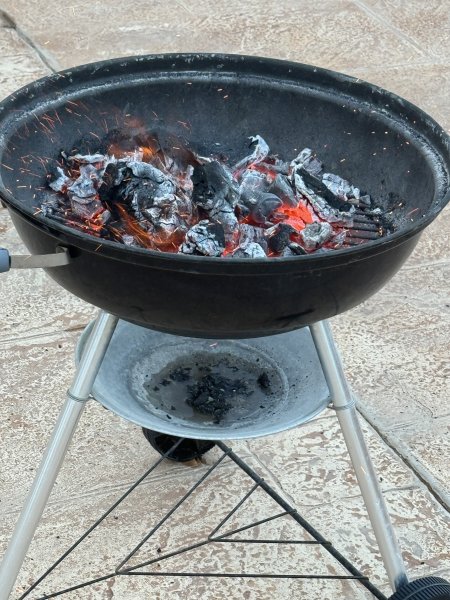 Weber Holzkohlegrill 57 cm (XXL)  Grillbereit mit Besteck