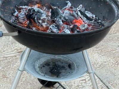 Weber Holzkohlegrill 57 cm (XXL)  Grillbereit mit Besteck