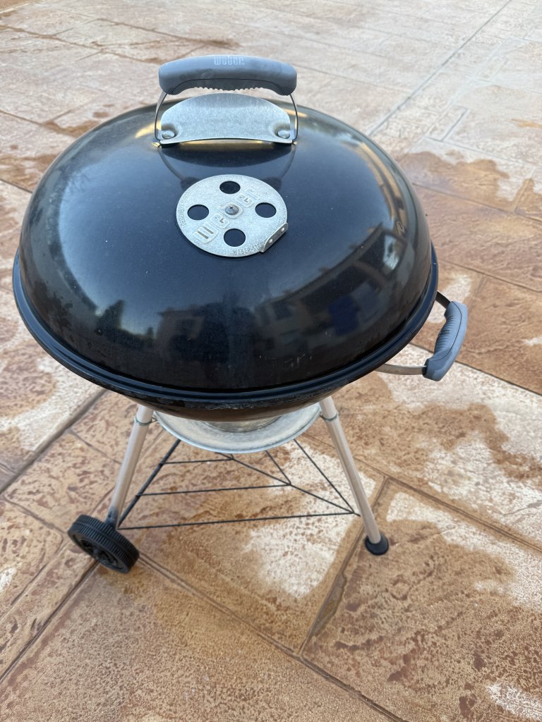 Weber Parrilla de carbón 57 cm (XXL) — Lista para asar con juego de utensilios