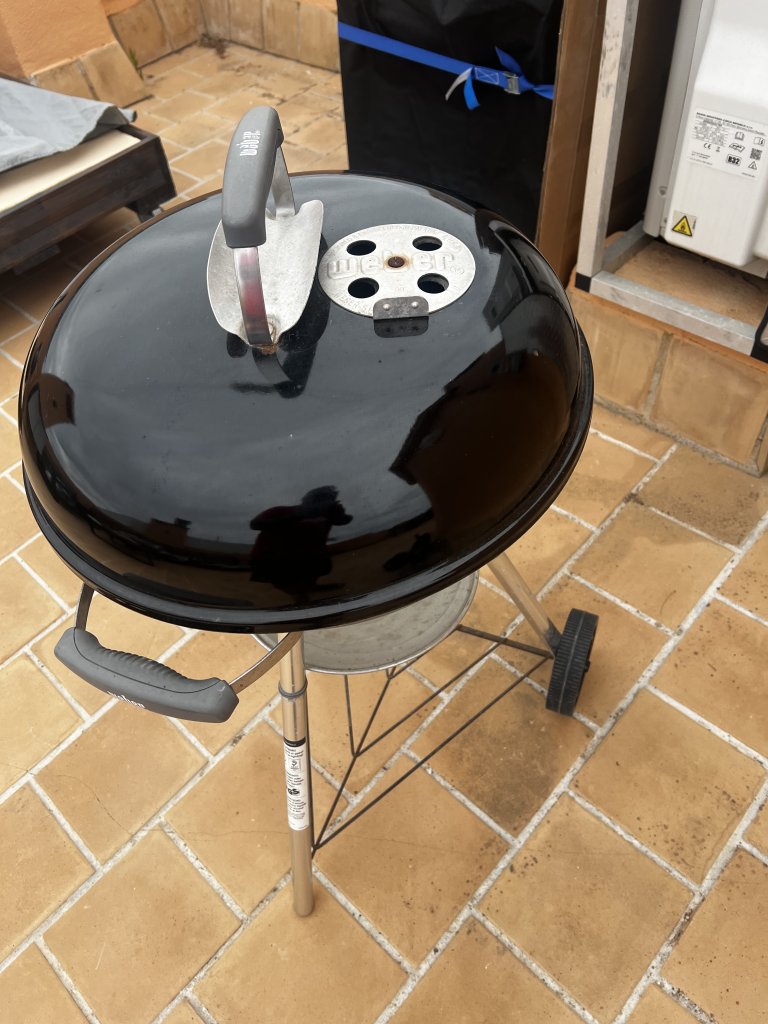 Weber Holzkohlegrill mit Abdeckplane