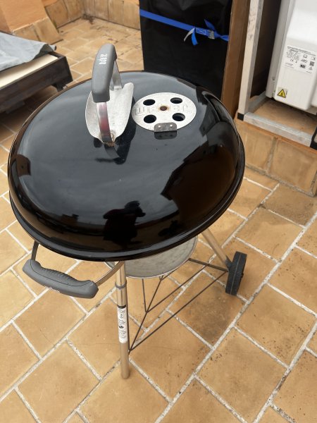 Weber Holzkohlegrill mit Abdeckplane
