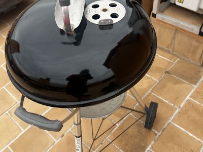 Weber Holzkohlegrill mit Abdeckplane