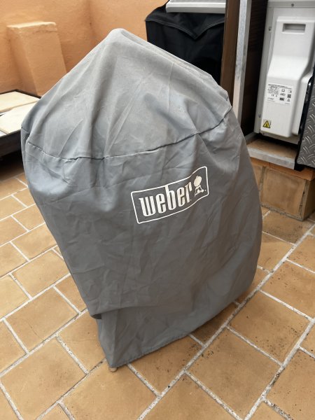 Weber Holzkohlegrill mit Abdeckplane