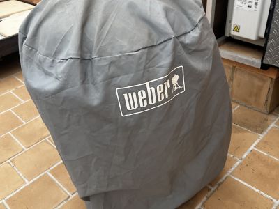 Weber Holzkohlegrill mit Abdeckplane