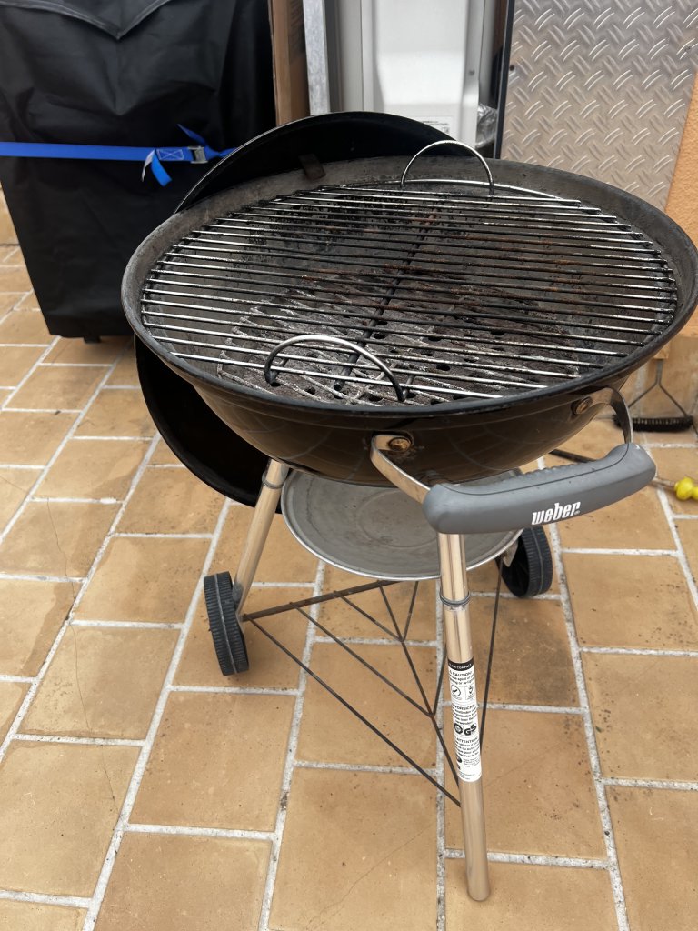 Weber Holzkohlegrill mit Abdeckplane
