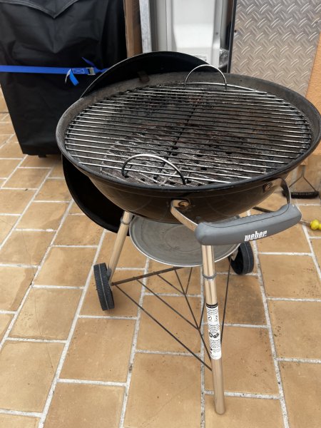 Weber Holzkohlegrill mit Abdeckplane