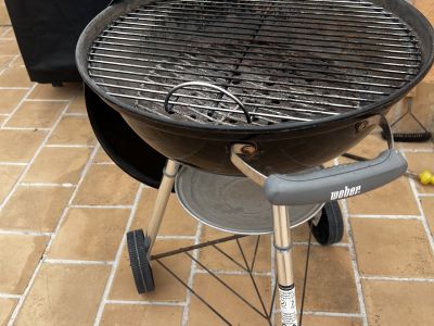 Weber Holzkohlegrill mit Abdeckplane