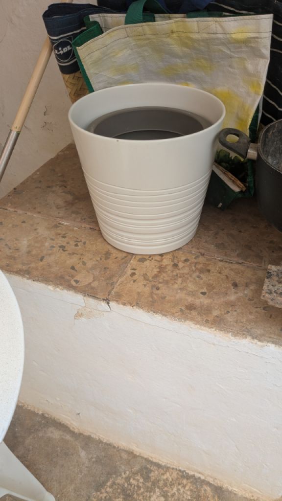 White flower pots, like new