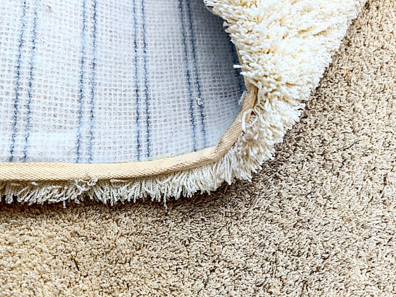 white, fluffy Cashmere rug, 2.00 m x 1.70 m