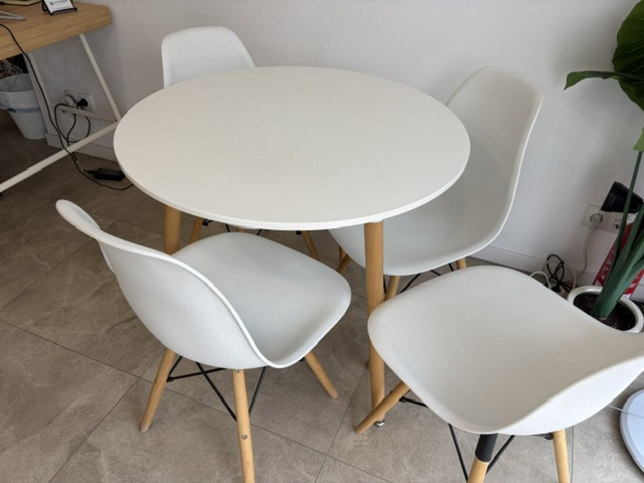 Weißer runder Tisch mit 4 Stühlen
