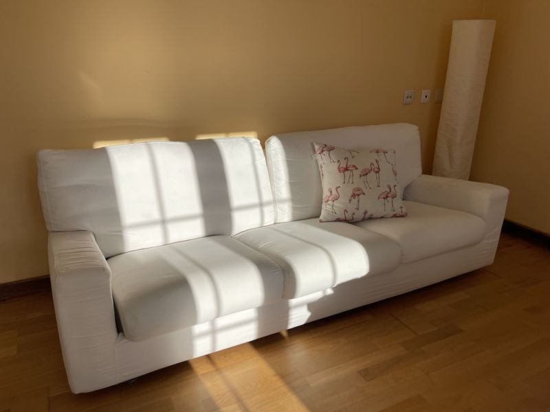 Sofá blanco con somier de lamas (sofá cama)