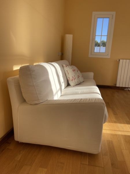 Sofá blanco con somier de lamas (sofá cama)