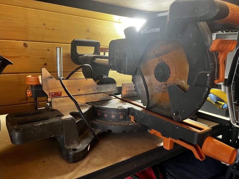 Werkzeuge und Baumaterialien