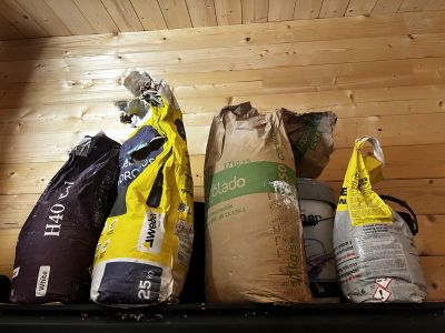 Werkzeuge und Baumaterialien