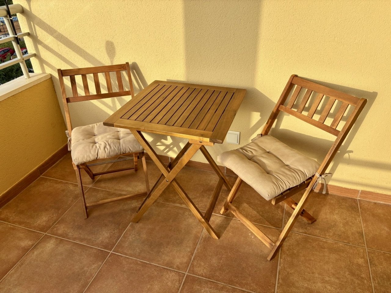 COMO NUEVO Conjunto de balcón de madera: Mesa y 2 sillas plegables (incl. cojines)