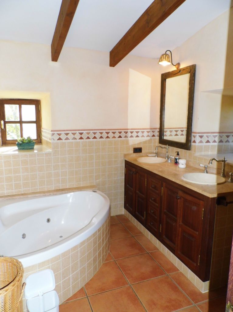 INVIERNO 25 / 26 : Gran campo con calefacción, piscina y en una zona tranquila cerca de Felanitx -- 