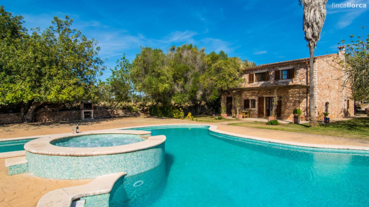 INVIERNO 25 / 26 : Gran campo con calefacción, piscina y en una zona tranquila cerca de Felanitx -- 