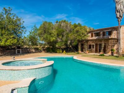 INVIERNO 25 / 26 : Gran campo con calefacción, piscina y en una zona tranquila cerca de Felanitx -- 