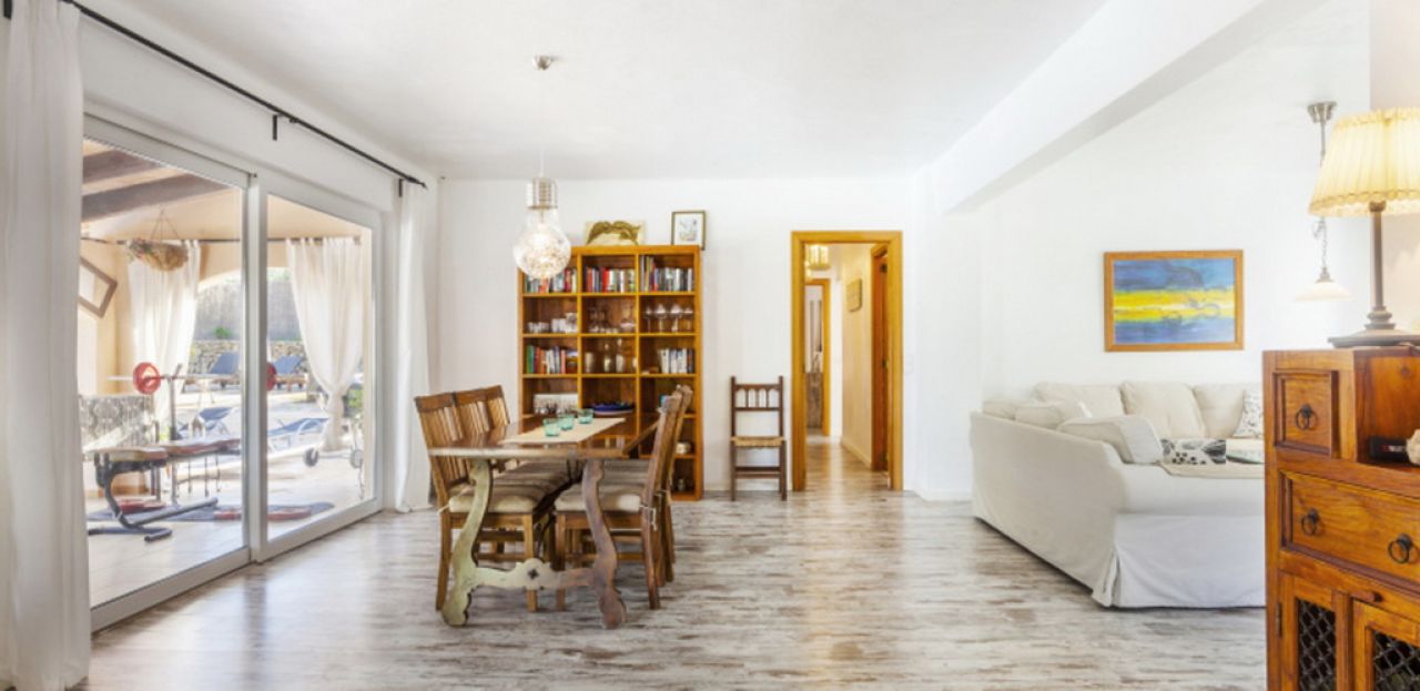 Winter 27 / 28: Ebenerdiges Chalet mit AC und Pool bei Es Carritxo -- CH 17 WT