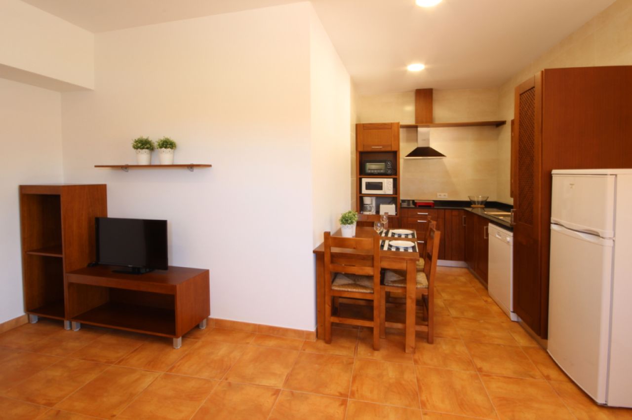 Winter: 9 apartments with 1 - 2 bedrooms on a communal plot with pool and AC in a quiet area near Campos-AP 43