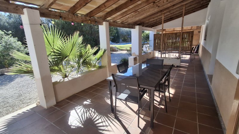 Winter: 9 apartments with 1-2 bedrooms on shared property with pool and AC in quiet area near Campos