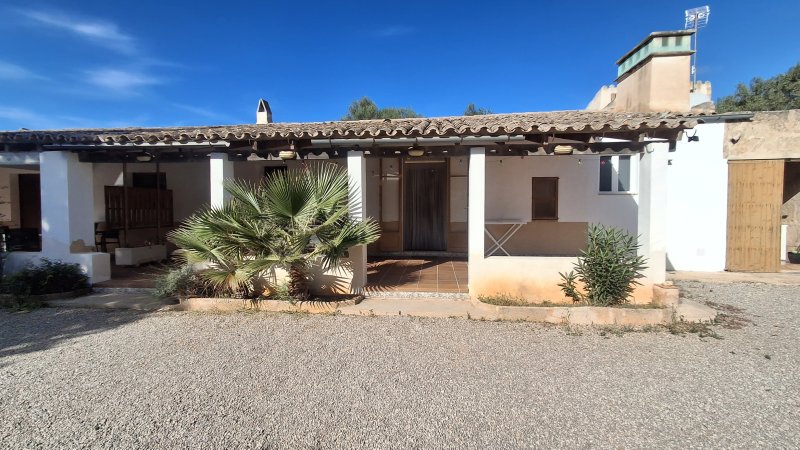 Winter: 9 apartments with 1-2 bedrooms on shared property with pool and AC in quiet area near Campos