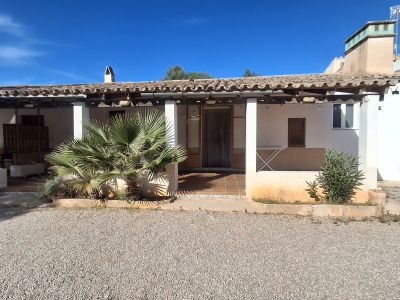 Winter: 9 apartments with 1-2 bedrooms on shared property with pool and AC in quiet area near Campos