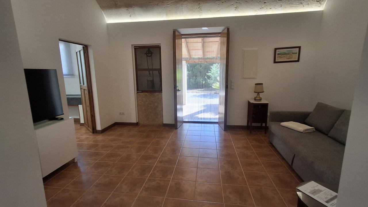 Winter: 9 apartments with 1-2 bedrooms on shared property with pool and AC in quiet area near Campos