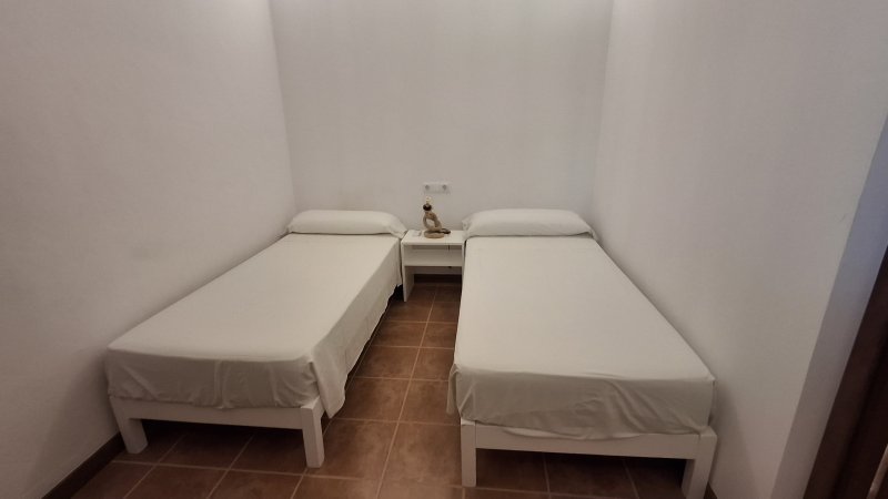 Winter: 9 apartments with 1-2 bedrooms on shared property with pool and AC in quiet area near Campos