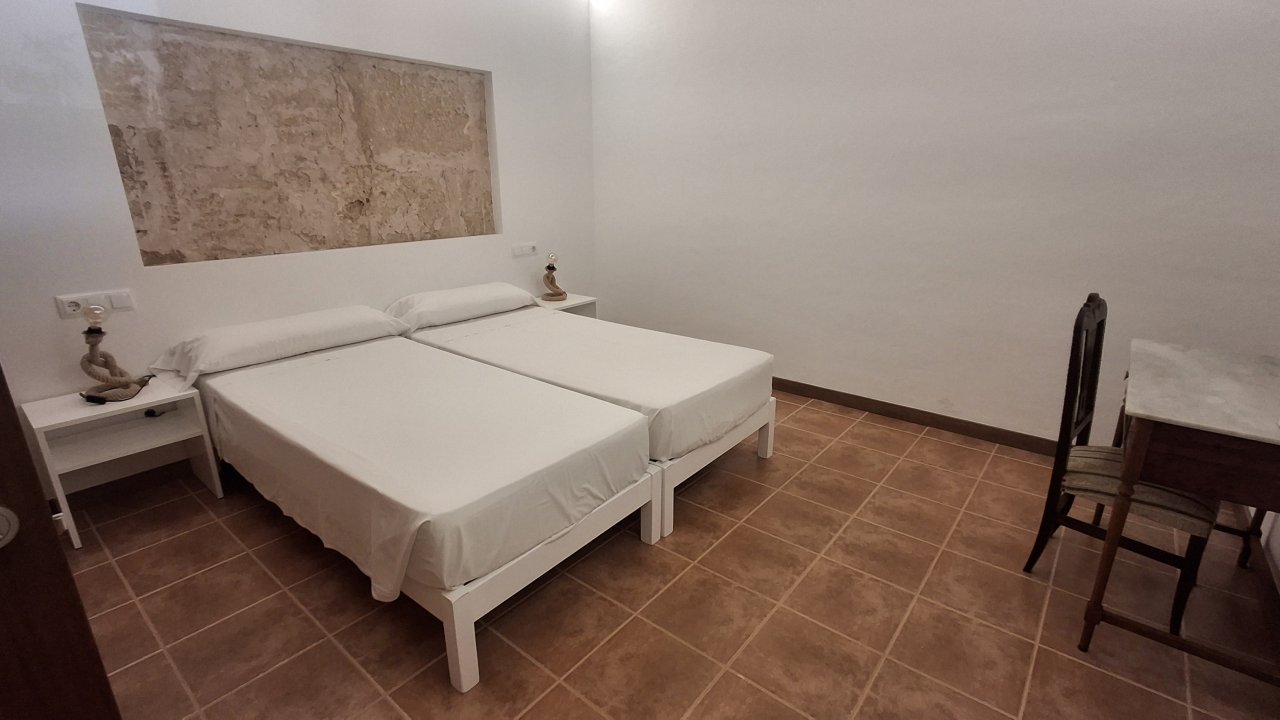 Winter: 9 apartments with 1-2 bedrooms on shared property with pool and AC in quiet area near Campos
