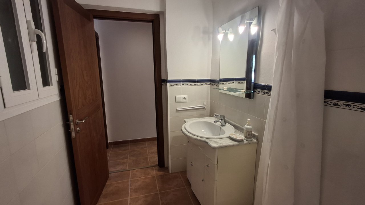 Winter: 9 apartments with 1-2 bedrooms on shared property with pool and AC in quiet area near Campos