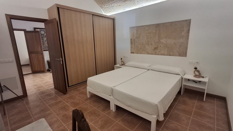 Winter: 9 apartments with 1-2 bedrooms on shared property with pool and AC in quiet area near Campos
