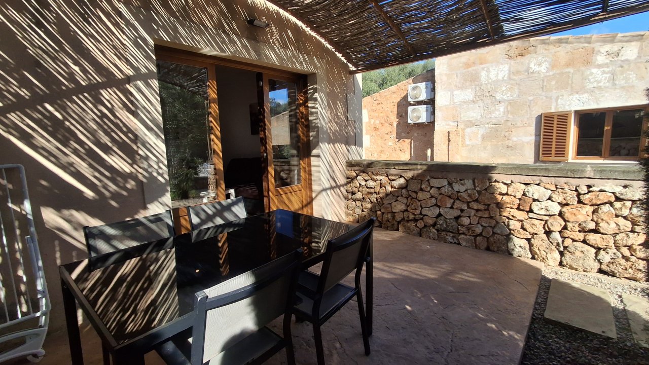 Winter: 9 apartments with 1-2 bedrooms on shared property with pool and AC in quiet area near Campos