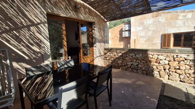 Winter: 9 apartments with 1-2 bedrooms on shared property with pool and AC in quiet area near Campos